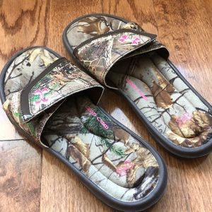 Under Armor camp flips size 7